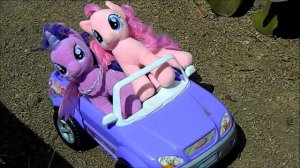 Герои мультфильма My Little Pony, Искорка и Пинки Пай в саду, часть 2.