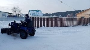 чищу снег минитрактором новой лопатой