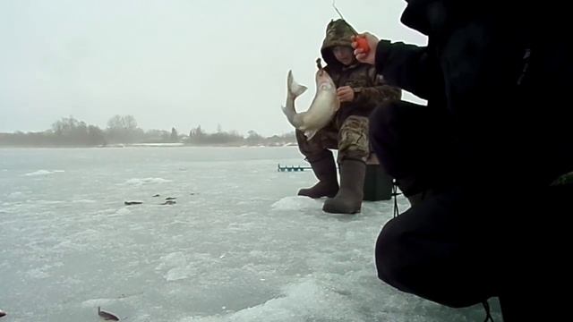Ловля пескарей зимой в марте! 2016 смотреть онлайн