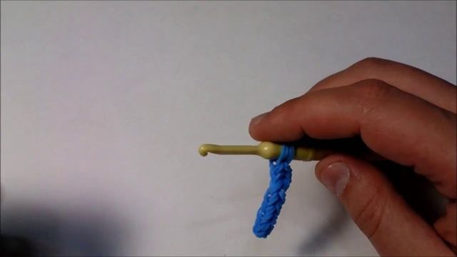 Подвеска брелок из резинок Цифра 7 из резинок Rainbow loom bands