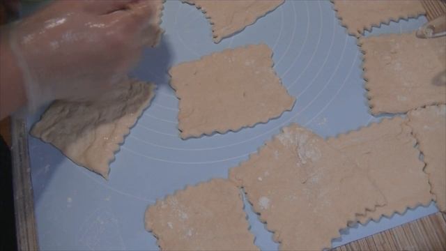 Пиорожки с божественной начинкой. Гости были в восторге. Пирожки из готового слоёного теста . смотреть онлайн