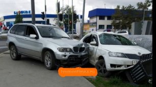 В Тюмени у "Блошинки" вылетевшие на тротуар автомобили сбили пешеходов