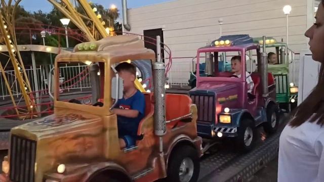 На аттракционах в парке на ейской косе. смотреть онлайн