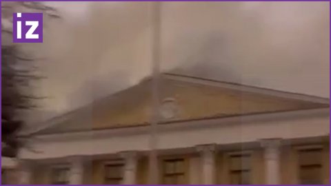 Пожарный попал под обрушение перекрытий: кадры с места пожара в старинной усадьбе Лопухиных в Москве