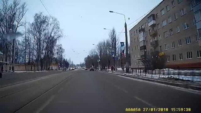 Броневик на одной из улиц Смоленска смотреть онлайн