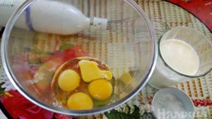 Омлет с кабачком и колбасой на сковороде