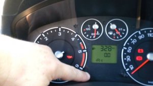 Ford Fiesta Mk6 - Checking battery voltage without measurement equipment