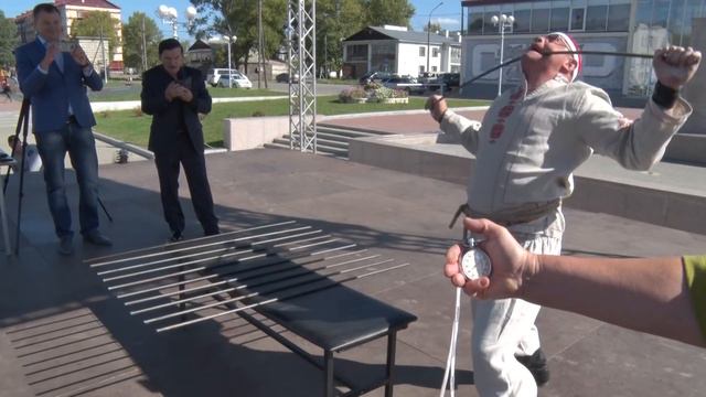 Наибольшее количество согнутых металлических прутов с помощью  зубов смотреть онлайн