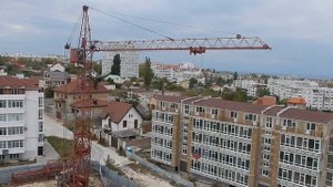 Башенный кран КБ-403А в работе