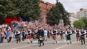 Оркестр кельтских волынок и барабанов на марш - параде фестиваля "Амурские волны"