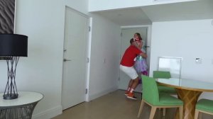 Макс и Катя играют с водой