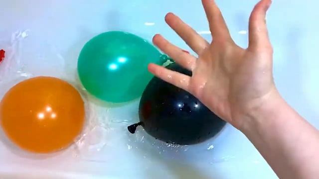 Воздушные шарики с водой Учим цвета для детей Развивающее видео Песня Семья пальчиков Лопаем шарики