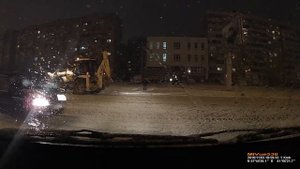 Как кладут асфальт на снег в Костроме или убегающий мужик