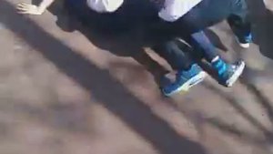 Тритеклассник повалил шестиклассника!