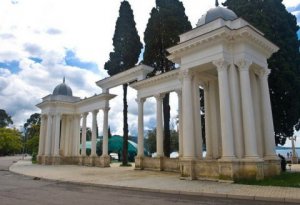 Набережная в Сухуме. Сухум-город контрастов. Последствия войны..