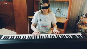 Игра на пианино с закрытыми глазами