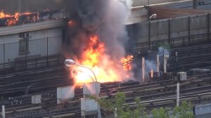 Видео мощного пожара на станции метро "Выхино"