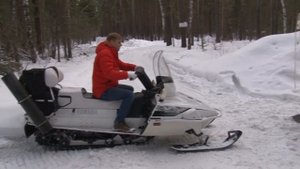 Тентованный прицеп: погрузка и выгрузка снегохода