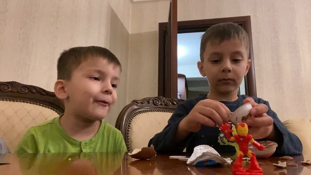 Даник и Хаким открывают киндер сюрпризы смотреть онлайн