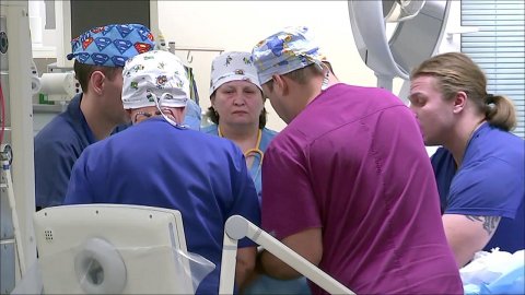 Врачи столичного НИИ неотложной детской хирургии и...готовят к операции семилетнюю Аишу из Ингушетии