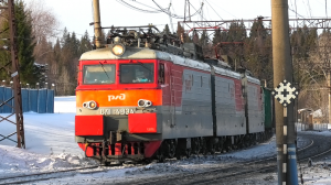 «Солянка-тройник» ВЛ11-483 А/160 Б/107 Б с грузовым поездом следует через о.п. Глухарь