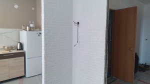 Покрасил вторую стену из гипсового кирпича на нашей кухне в белый цвет
