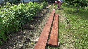 Как одеть грядку на растущий ряд малины