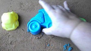 Лепим куличики из песка Игры с кинетическим песком Формочки для песка машинки