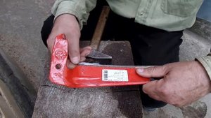 Полезный совет как отклепать новую косу своими руками на самодельной бабке