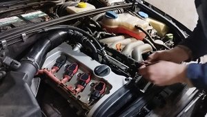 Ауди А4 2.0 бензин инжектор заливает причина не понятная свечи черные троит