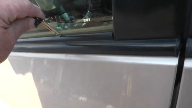 Карточка под резинкой может поцарапать стекло. Что делать если если закрылись двери в автомобиле. смотреть онлайн
