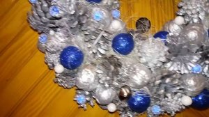 Серебристо-синий новогодний веночек