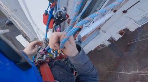 Установка внешнего блока кондиционера альпинистом, за углом (в одно лицо)