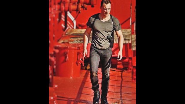 Kerem Bürsin and Can Yaman need his fans!!! смотреть онлайн