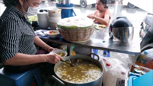 Cambodian Street Food in The Rain! Delicious Rice Noodles Fish Soup - Phnom Penh Heavy Rain смотреть онлайн