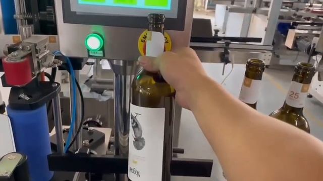Этикетировка винной бутылки с кольереткой