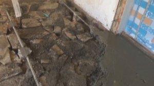 Ремонт в саманном доме, стяжкка пола