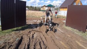 Мотоблок Ока 9 л.с. с прицепом. Motoblock Oka 9 hp with a trailer, driving through mud.