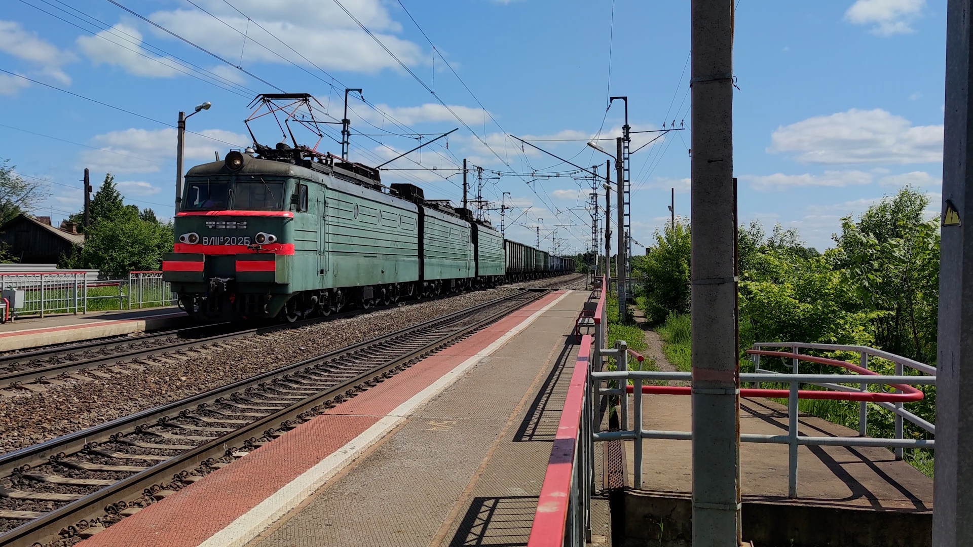 Железная дорога. Остановился на красный, не много постоял и поехал дальше ВЛ11М-202/203А смотреть онлайн