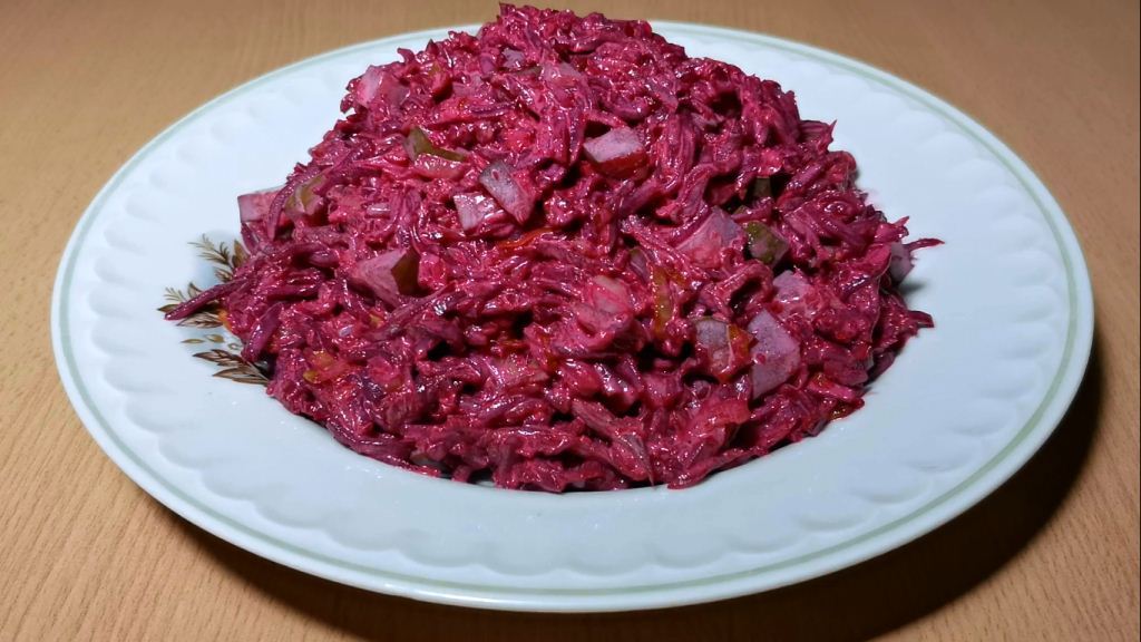 Салат из свеклы с жареным луком и соленым огурцом. Салат из огурцов и свёклы. Свекла 2 штуки. Свекольные огурцы.