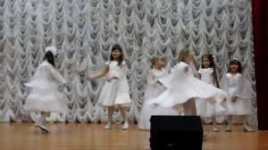 Танец снежинок -1 класс