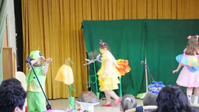 Лева-кузнечик в спектакле "Дюймовочка" смотреть онлайн