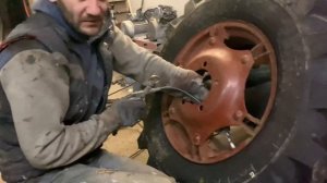 НОВАЯ РЕЗИНА И ДИСКИ НА ТРАКТОР МТЗ 82
БАРТИРОВКА КОЛЁС СВОИМИ РУКАМИ , ЗАМЕНА РЕЗИНЫ , ПОКРАСКА