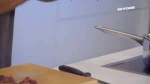 Рыбный пирог, куриный паштет, салат с редькой. Закуски для вечеринки от Константина Оганезова