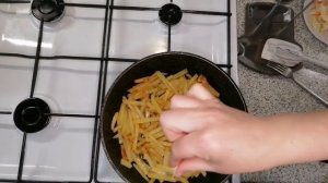 Самая вкусная жареная картошечка с квашеной капустой.