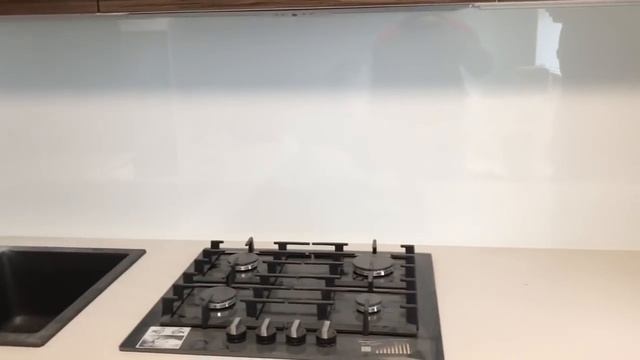 Кухня без ручек . Фасады мдф крашенный и шпон . Столешница Кварц . смотреть онлайн