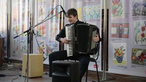 Флешмоб на вокзале в Волгограде, баянист