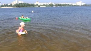 Учимся плавать с детским надувным кругом на пляже