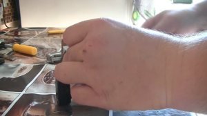 Ножи Victorinox аккуратно снимаем и ставим накладки, добавляем клипсу и ручку.