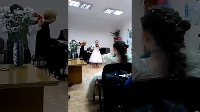 Красиво играет на скрипке в свой возраст смотреть онлайн